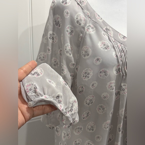 LC Lauren Conrad Light Gray Patterned Blouse Size M - Picture 6 of 7